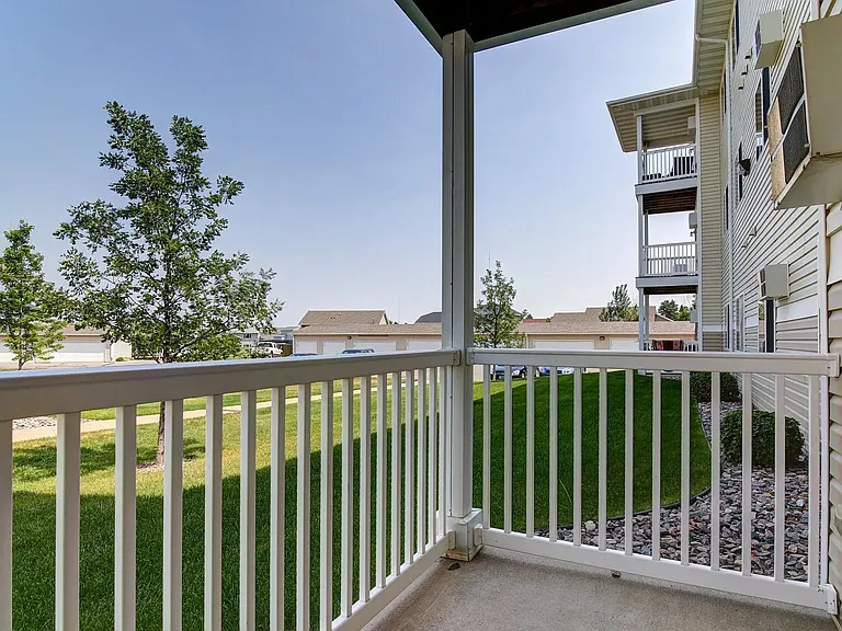 Elk Pointe Apartments — Photo 7