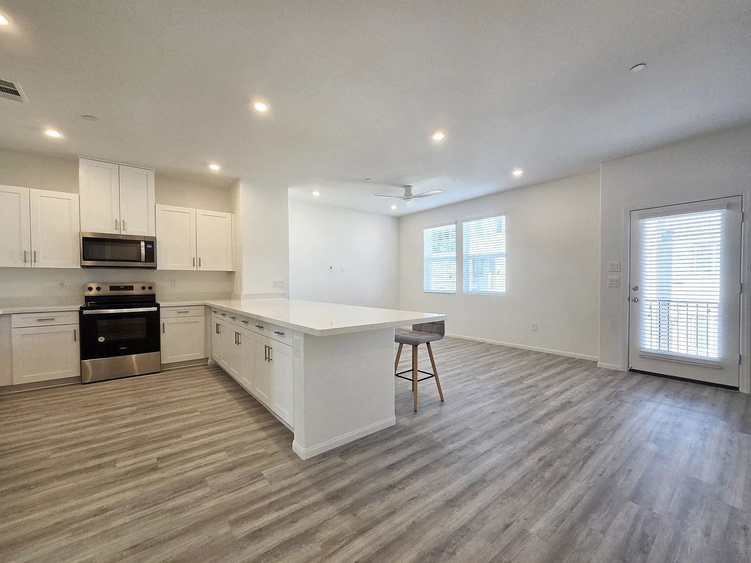 4 bed, 3.5 bath, 2044 sqft, $2,595 — Photo 3