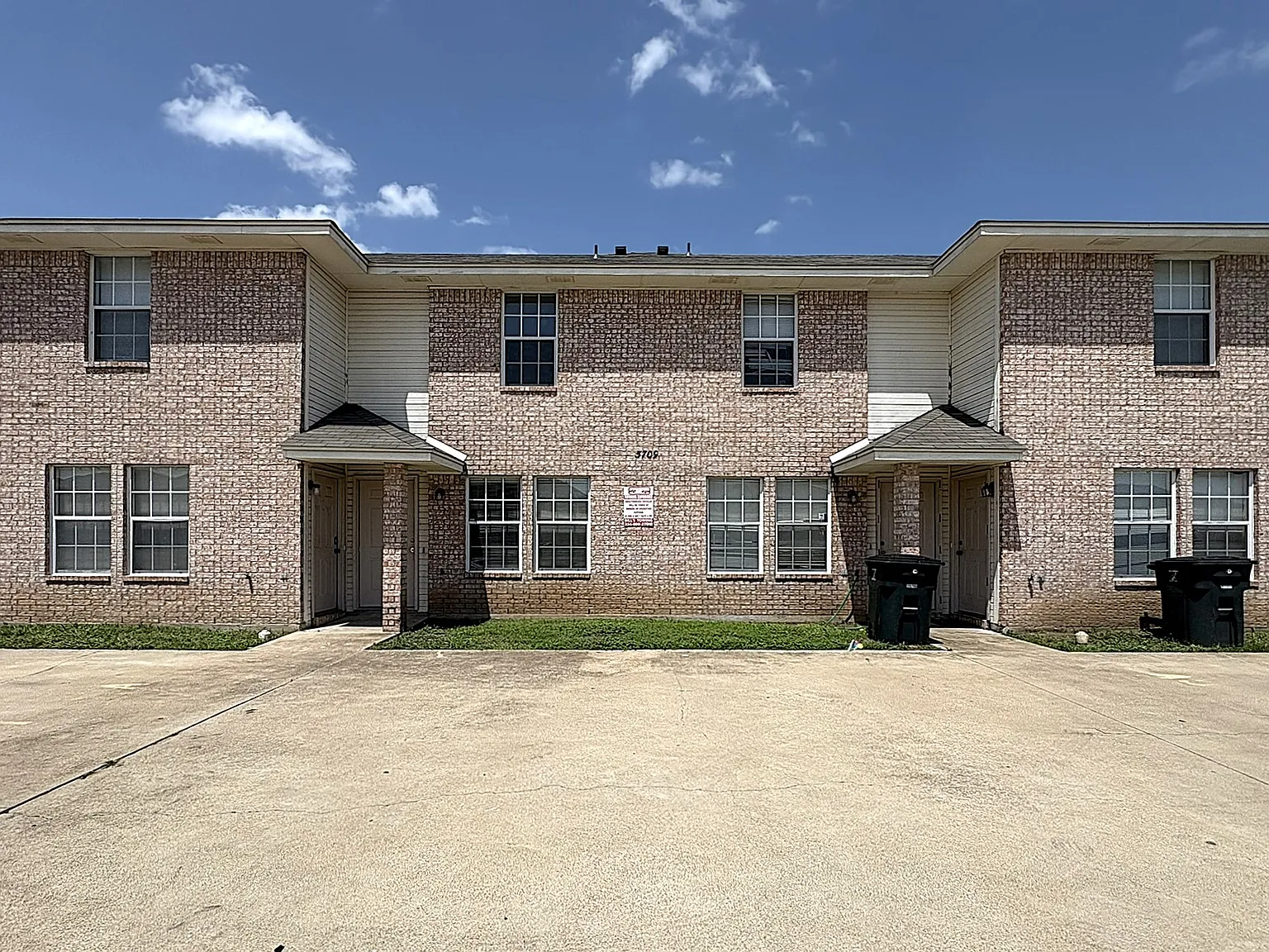 2 bed, 1.5 bath, 882 sqft, $699 — Photo 1