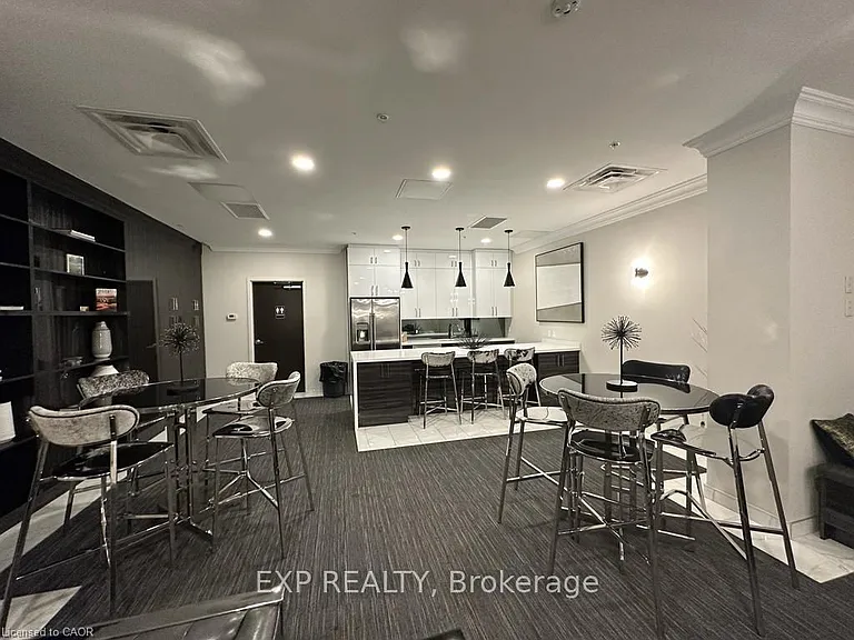 118 King St E #718 — Photo 14