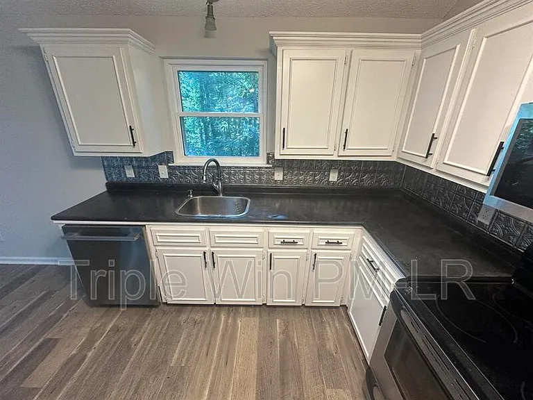 5900 Foxboro Dr — Photo 6