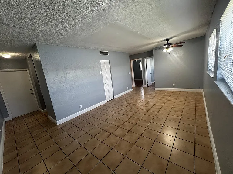 4061 N Dixie Hwy #28 — Photo 3