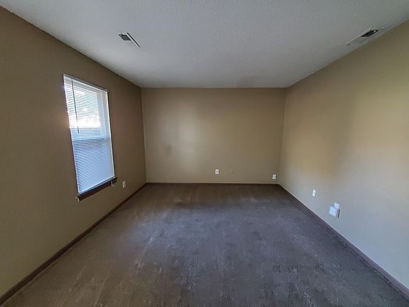 3rd image of 715 NE Banner Dr APT B