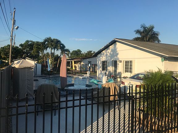 4th image of 15700 NW 40th Ct