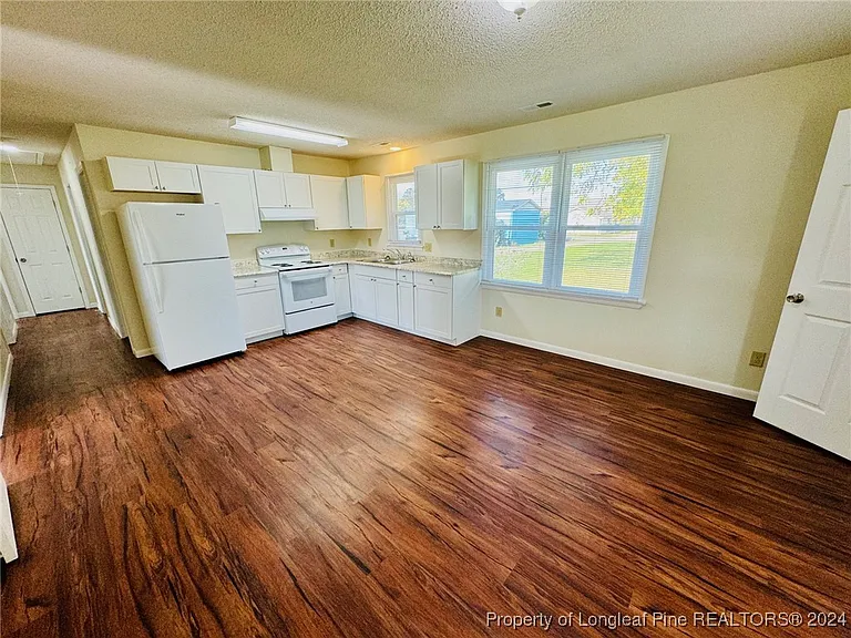 105 E Railroad St — Photo 8