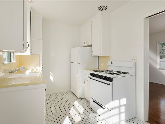 5th image of 1126 Chelsea Ave #B