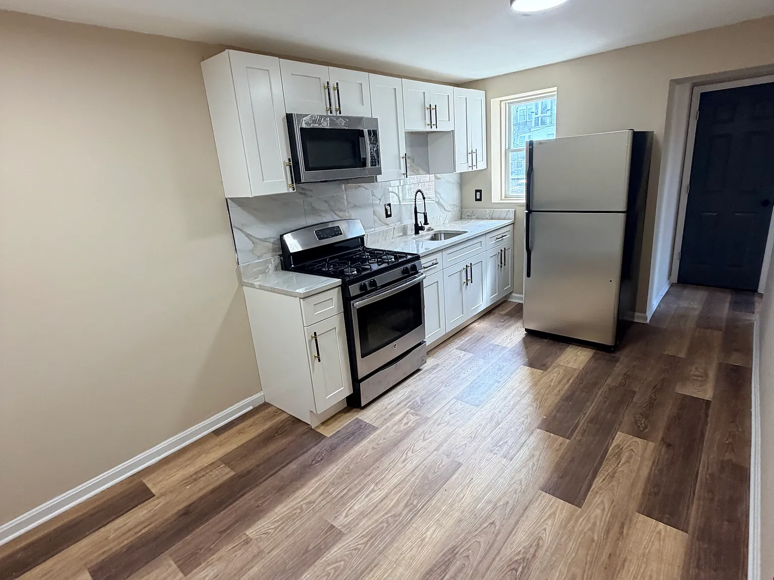 3 bed, 1200 sqft, $2,100 — Photo 2