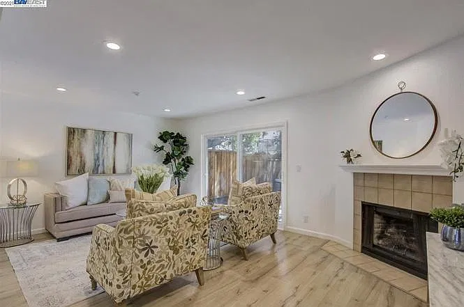 3 bed, 2.5 bath, 1330 sqft, $3,850 — Photo 4