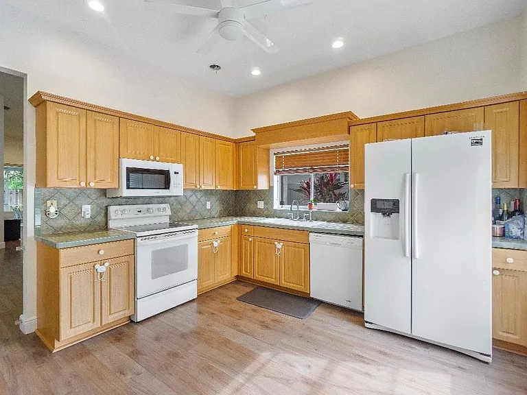 6165 NW 77th Pl — Photo 11