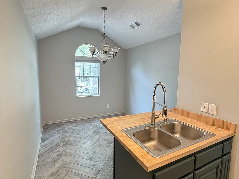 103 Musgrove St — Photo 3