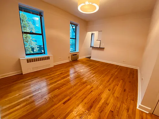 Rented by Metropolis Real Estate of Manhattan | media 2