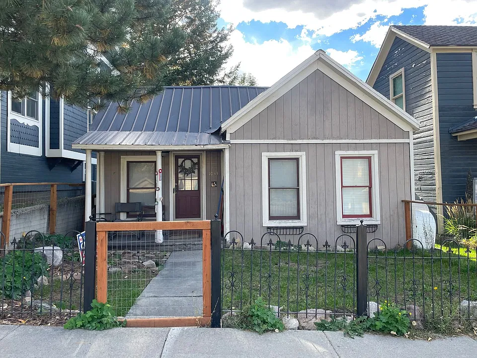 1043 Park Ave