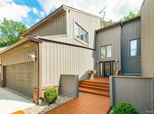 9422 Hawthorne Glen Dr, Grosse Ile, MI 48138