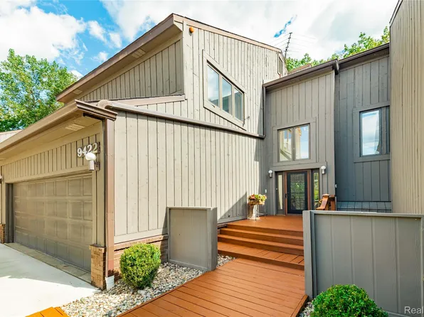 9422 Hawthorne Glen Dr, Grosse Ile, MI 48138