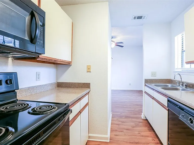 912 W 22nd St #106 — Photo 3