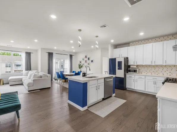 242 Lorhan Dr, Piscataway, NJ 08854