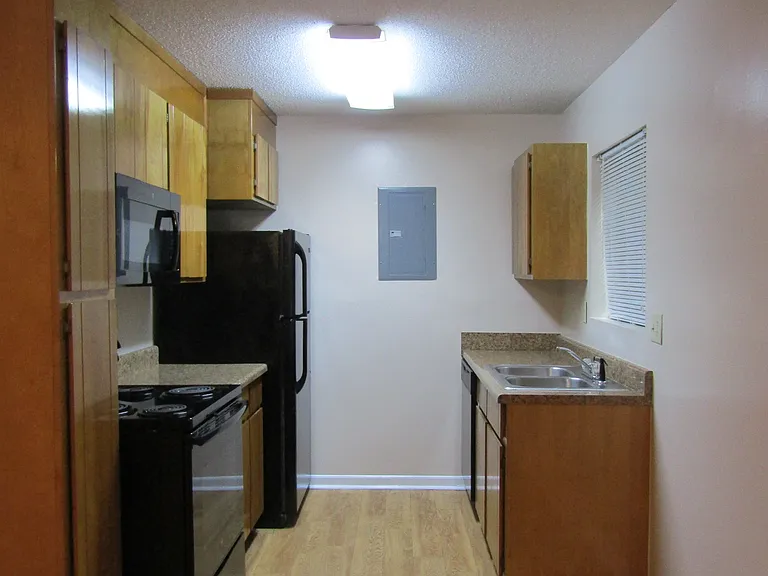 908 Carolina Cir #14-20 — Photo 2