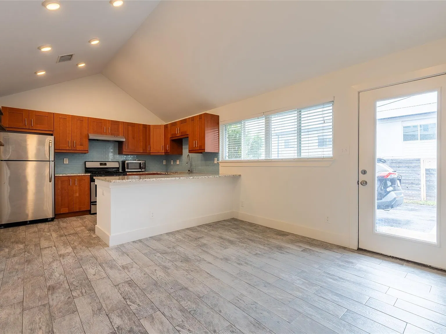 2 bed, 1.0 bath, 597 sqft, $1,199 — Photo 1