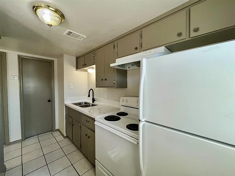 1042 W Village Ct #D — Photo 14