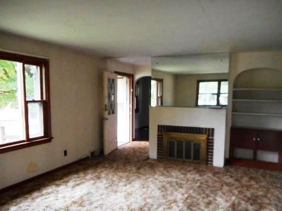 3rd image of 176 E Elm St
