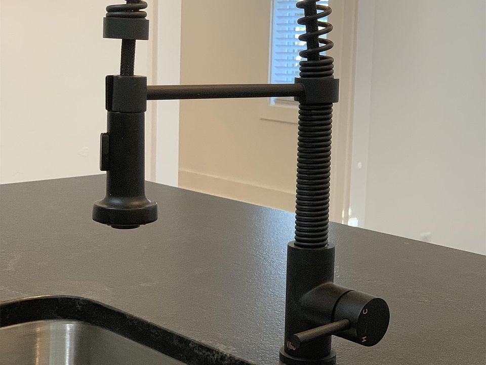 High-end telescoping kitchen faucet