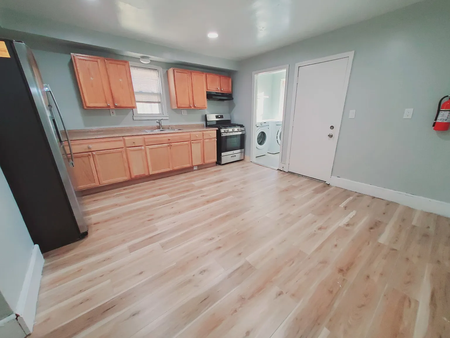 3 bed, 1.0 bath, 1230 sqft, $2,400 — Photo 2