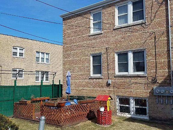 3rd image of 6726 N Artesian Ave #1