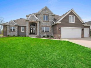 1070 Crown Pointe Cir, Suamico, WI 54173