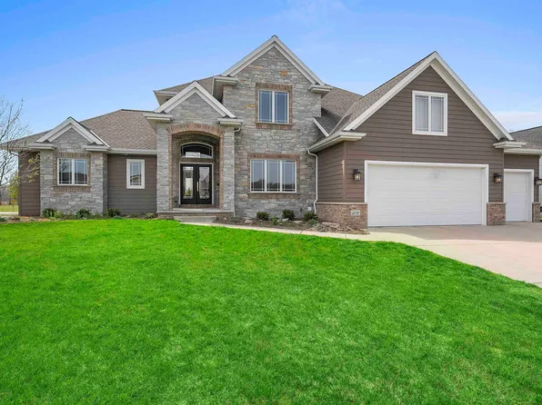 1070 Crown Pointe Cir, Suamico, WI 54173