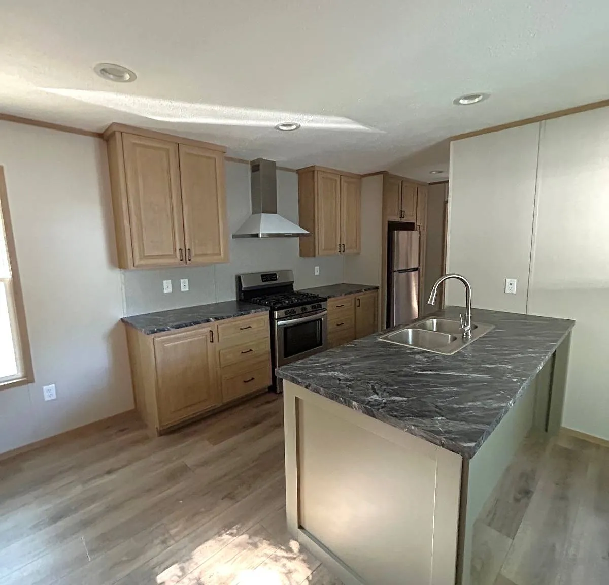 3 bed, 2.0 bath, 1012 sqft, $1,050 — Photo 2