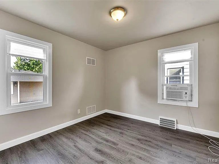24717 New York St — Photo 24