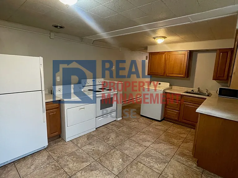 403 W Hazel St — Photo 5