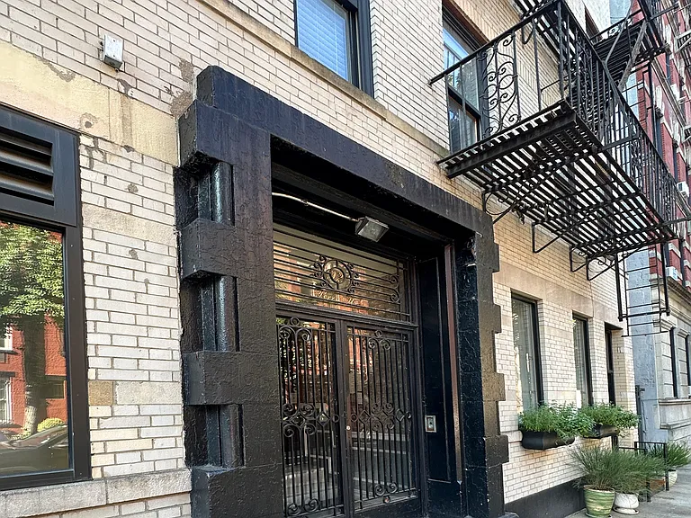 92 Perry St #3 — Photo 7