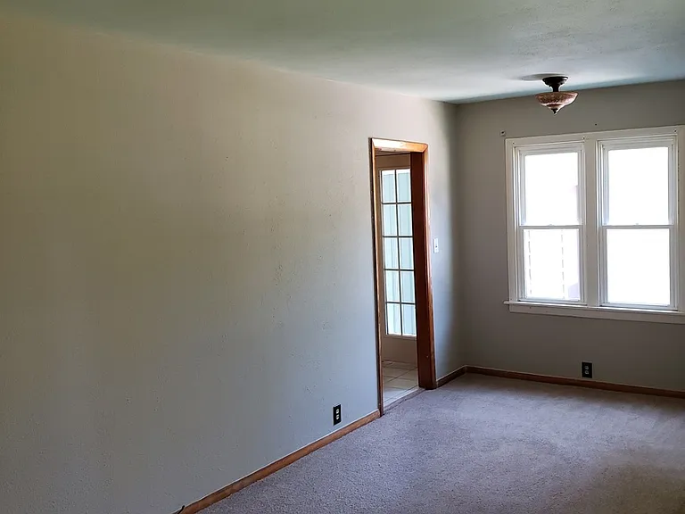 1607 Cornell Dr — Photo 2
