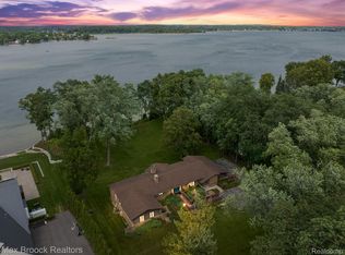 4550 Dow Ridge Rd, Orchard Lake, MI 48324