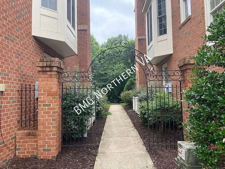 10679 Yorktown Ct — Photo 5