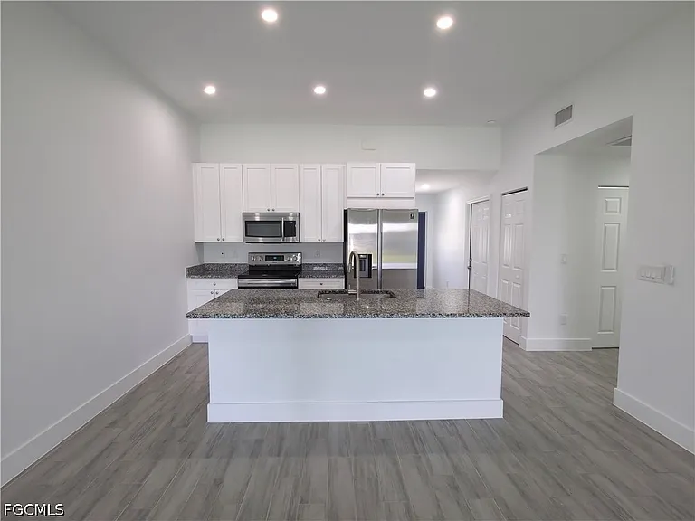 2907 SW Santa Barbara Pl — Photo 4