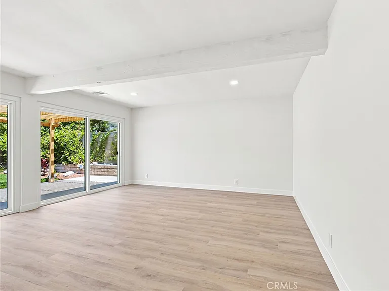 225 Armstrong Dr — Photo 17