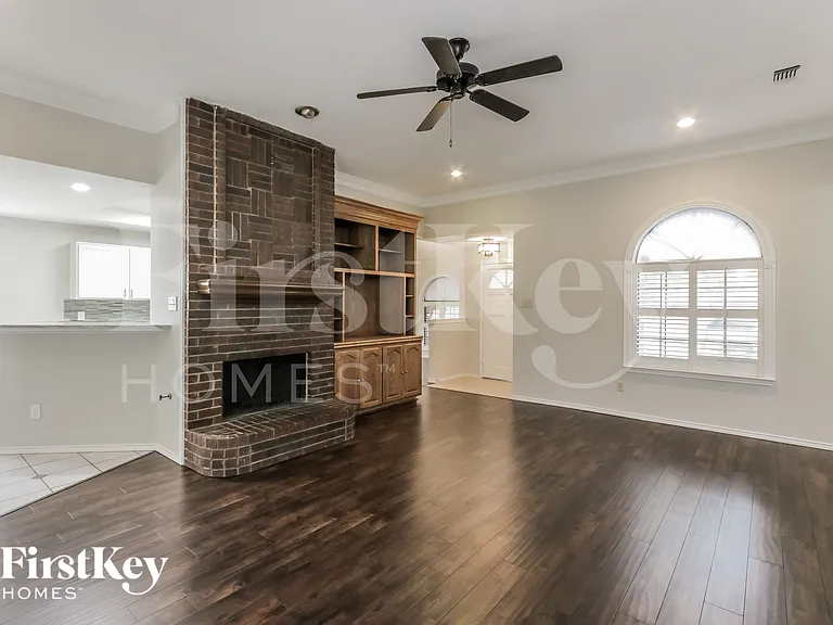 1008 Micarta Dr — Photo 3