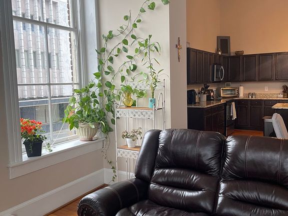 4th image of 922 Main St APT 206