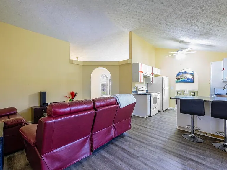 353 NW Ferris Dr — Photo 12