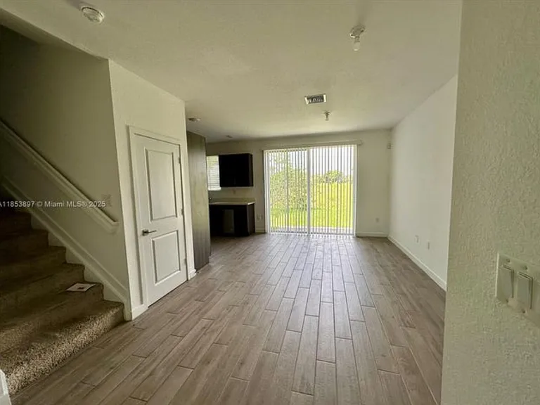 1092 SE 23rd Ave #5 — Photo 5