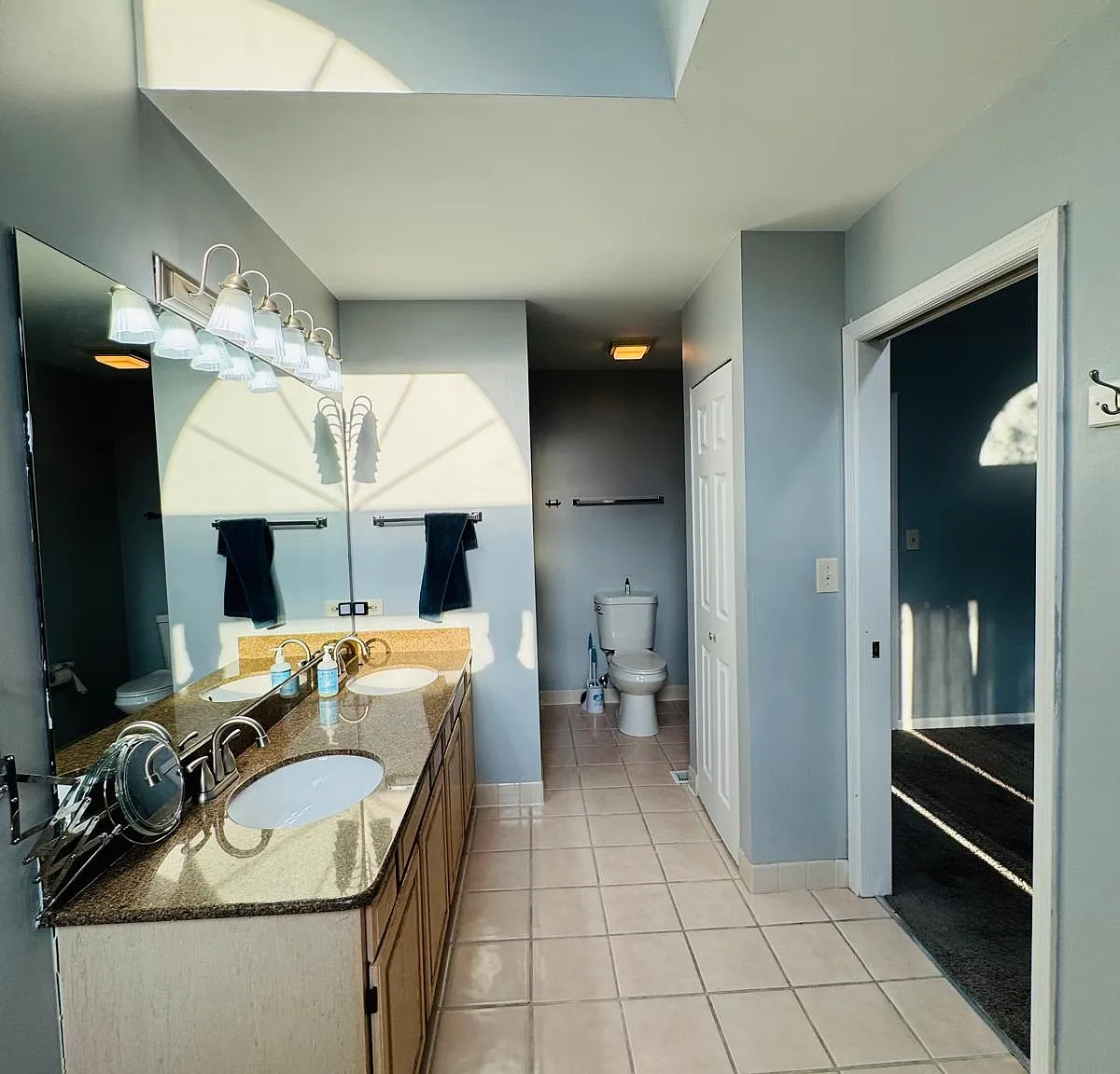 4 bed, 2.5 bath, 2425 sqft, $4,200 — Photo 3