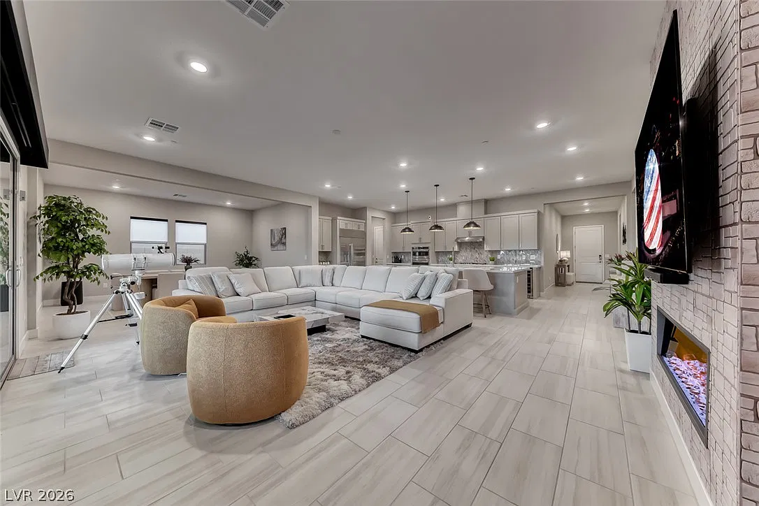 5 bed, 4.5 bath, 3290 sqft, $6,450 — Photo 3