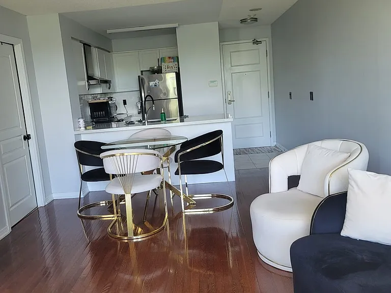 310 Red Maple Rd E #217 — Photo 9