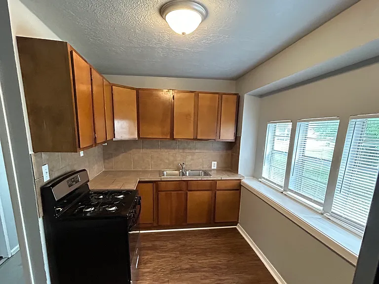 429 E Symmes St — Photo 8