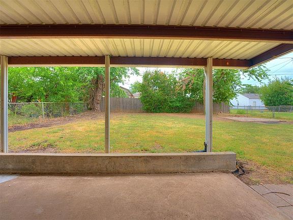 5th image of 1012 Bell Dr