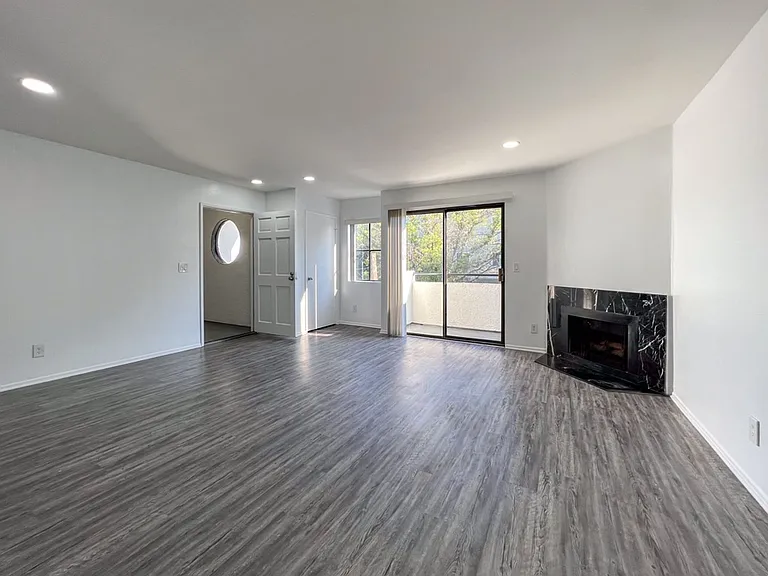 Gorgeous 2 Bed/2 bath apartment in excellent Sherman Oaks area! — Photo 18