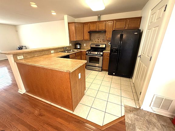 5th image of 10 Oyster Bay Rd APT H