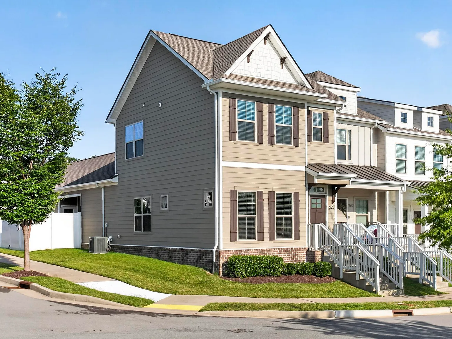 3 bed, 2.5 bath, 1605 sqft, $2,600 — Photo 3